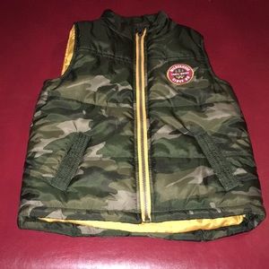 🔥Boys size 4 puffer camouflage vest with pockets